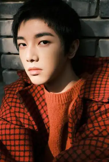 华晨宇短发造型帅气人物写真24