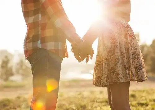 牵手情侣浪漫甜蜜图片想与你白头偕老