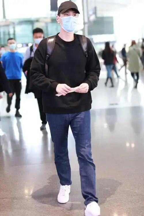 赵又廷的身材真占便宜穿一身黑色出门也能穿出霸气范