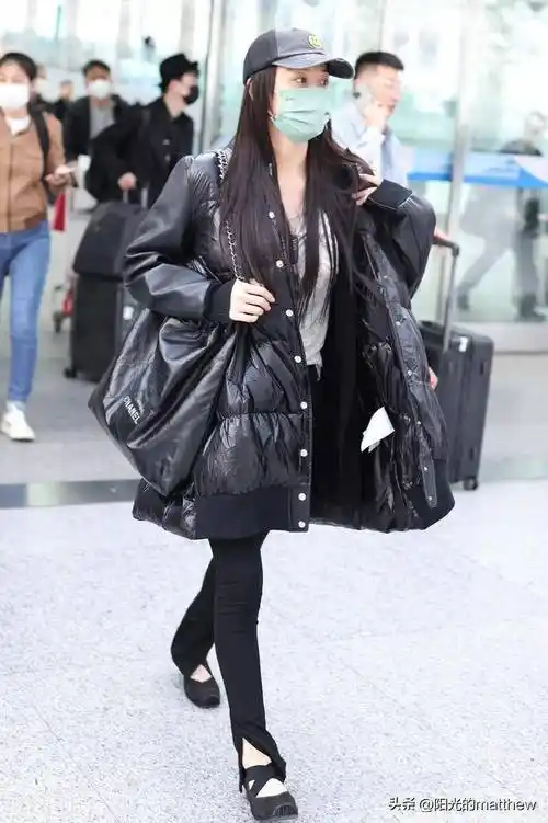 2023年3月23日,北京,张馨予现身机场.身穿黑色羽绒外休闲时尚.