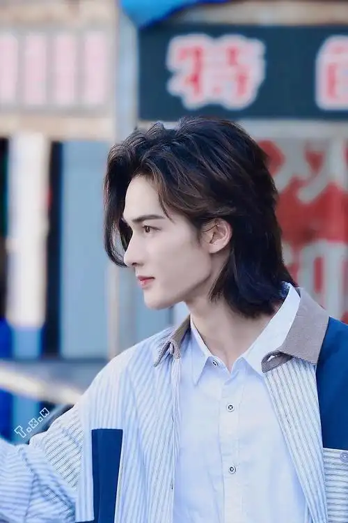 我觉得朱正廷的侧脸线条真的是绝美.