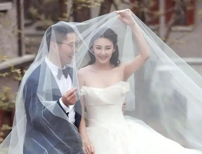 张雨绮与富豪男友新加坡约会,谈笑风生超亲密