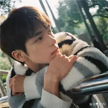 氛围感男生头像小众2024最新_慵懒感男头真人意境图片