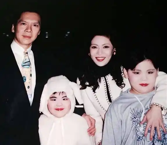 同样是向华强的基因,把丁佩和陈岚的孩子一对比,差距就出来了