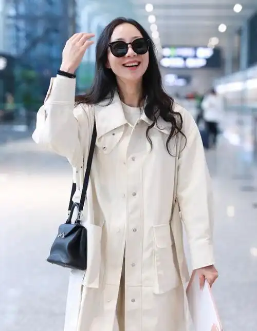 女明星的风衣搭配太时尚内搭针织衫脚踏白短靴女神范十足