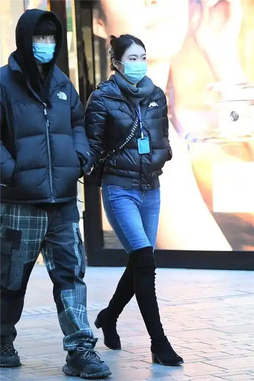 紧身牛仔裤搭配长靴,你的冬季生活,也可以很精彩_美女_黑色_款式