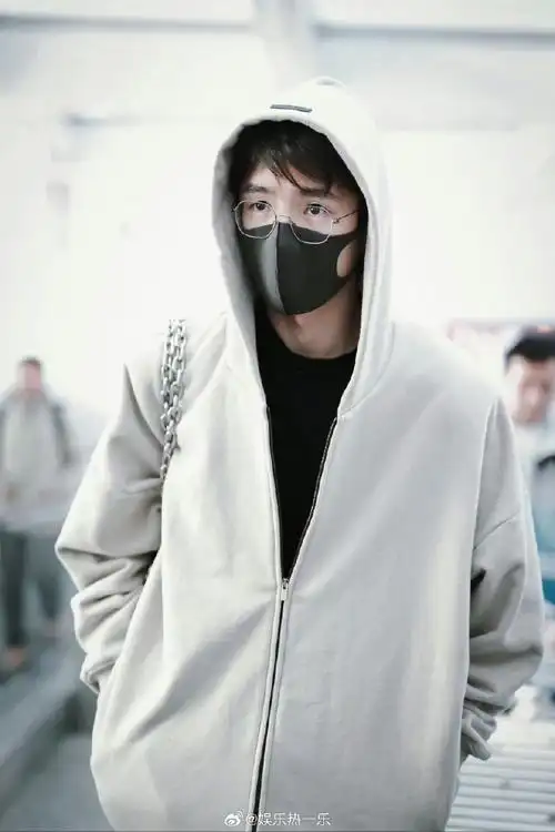 刘昊然链条包##刘昊然少年感灰色系穿搭