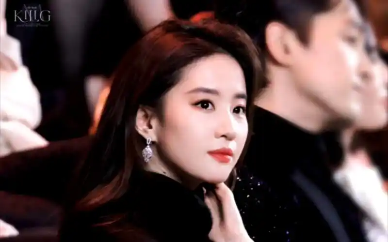 刘亦菲深v黑银条纹裙造型,成熟优雅,气质满分.