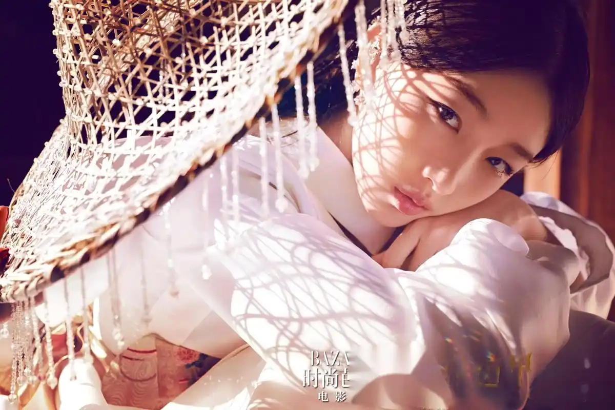 时而懵懂清纯,时而妖冶复杂,《奇门遁甲》中身世成谜