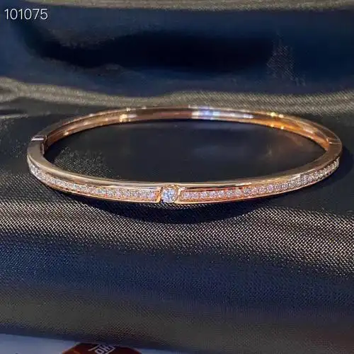 周大福18k玫瑰金钻石手镯