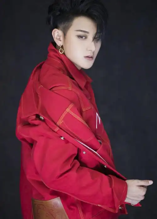 高清山东省青岛男明星黄子韬帅气撩人写真图片