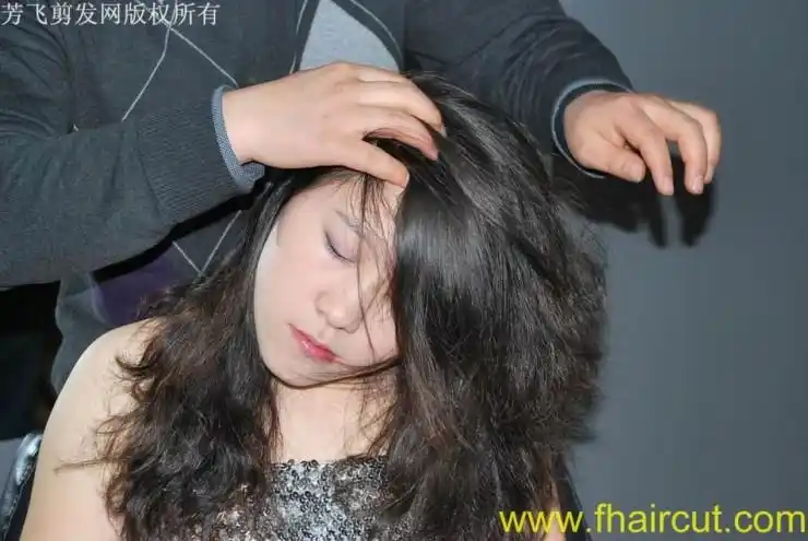 卷发女孩刮光头6