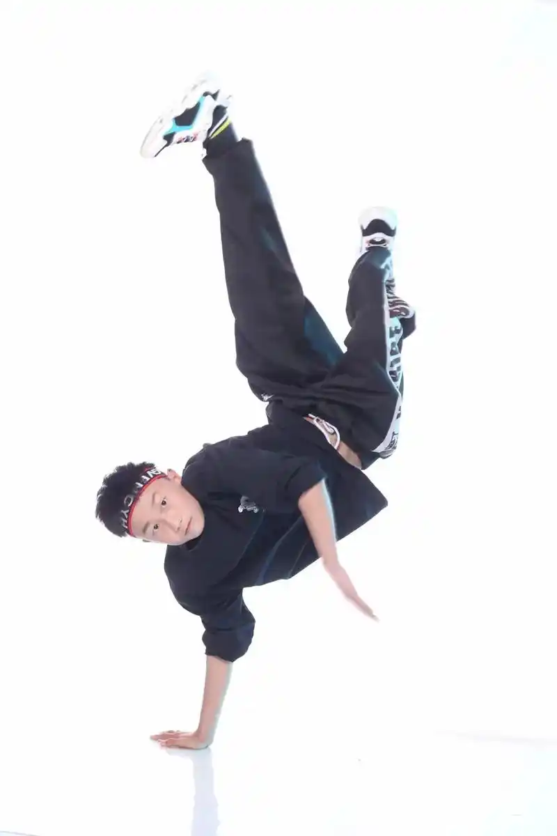 bboy李罗 跳街舞,吃的是苦,磨的是志,练的是体,强的是心 - 抖音