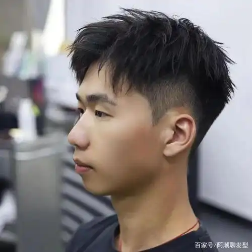 今秋流行的3款男生发型,个性又帅气,适合不同年龄阶段的男生!