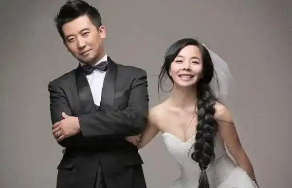 近日,王二妮参加某节目录制,现场公布了结婚的喜讯,并曝光了她与丈夫