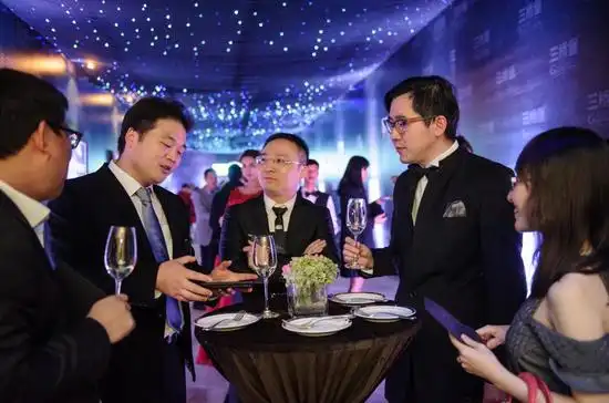 位于宁波柏悦酒店宴会厅的晚宴现场已布置完毕,等待嘉宾光临.