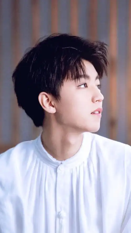 王俊凯清爽帅气白衣写真手机壁纸