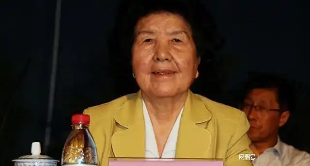 她是新中国首位女省委书记, 主政江西多年, 今年92岁身体依旧硬朗