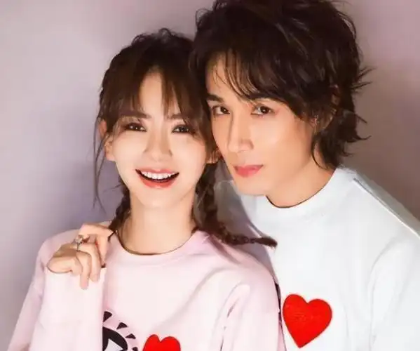 李承铉官宣二胎喜讯,晒出一家三口背影,引起网友热议|李承铉|戚薇