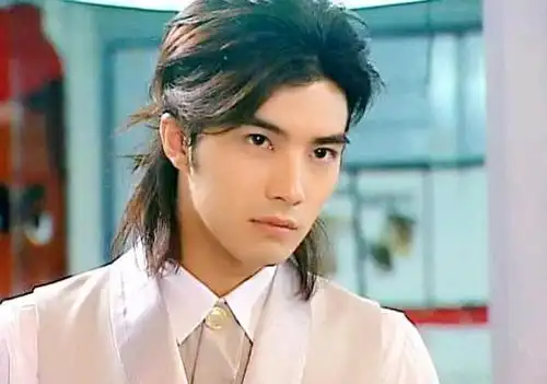 贺军翔出轨?台媒曝贺军翔与美女街头牵手拥抱,经纪公司否认出轨