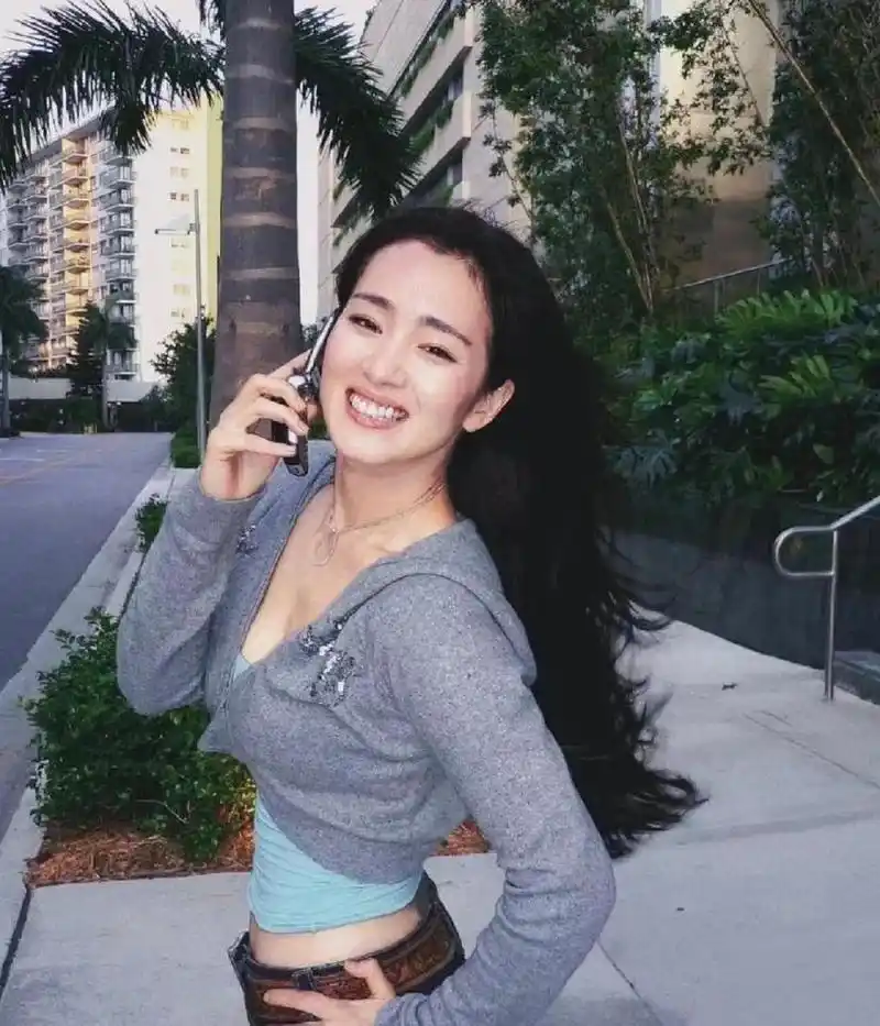 巩俐年轻时的身材这么瘦的吗?