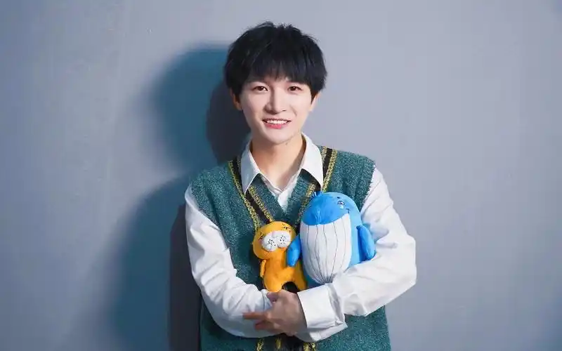 周深做客澎湃专访走心分享傲娇卖萌在线怼粉表情包应有尽有