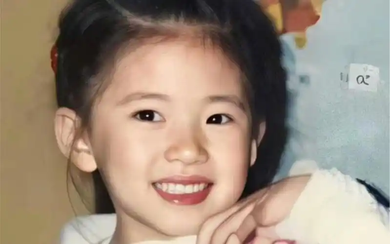 赵露思小时候就笑的这么甜这么可爱,真的是等比例长大,从小美到大!