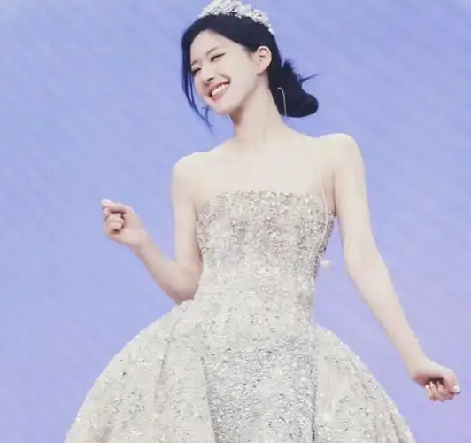 赵露思超话‖#赵露思凤隐#    93赵露思◎氛围感头像    ty:vb ks