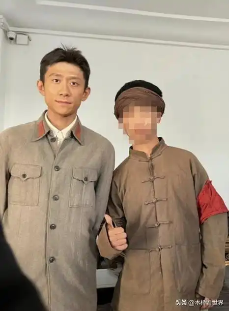 结语前段时间,有路透张一山与好友聚餐出来的画面,只见画面中的他一头