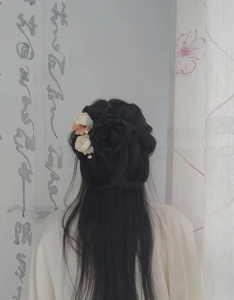 清冷汉服披发发型,显脸小,与春风花花绝搭.#春天穿汉服去赏花 - 抖音