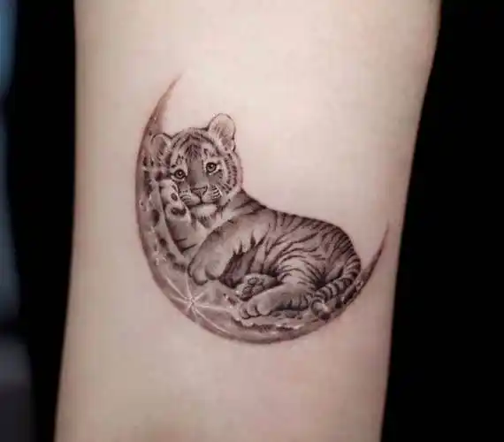 今天可能会颠覆您的认知,一大波适合女生的小老虎纹身萌虎纹身图案