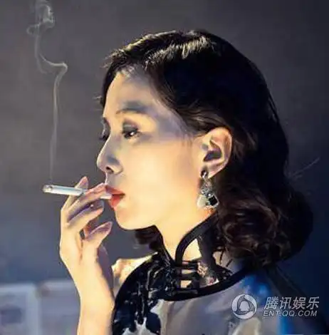 刘诗诗穿旗袍叼烟卷 一脸落寞