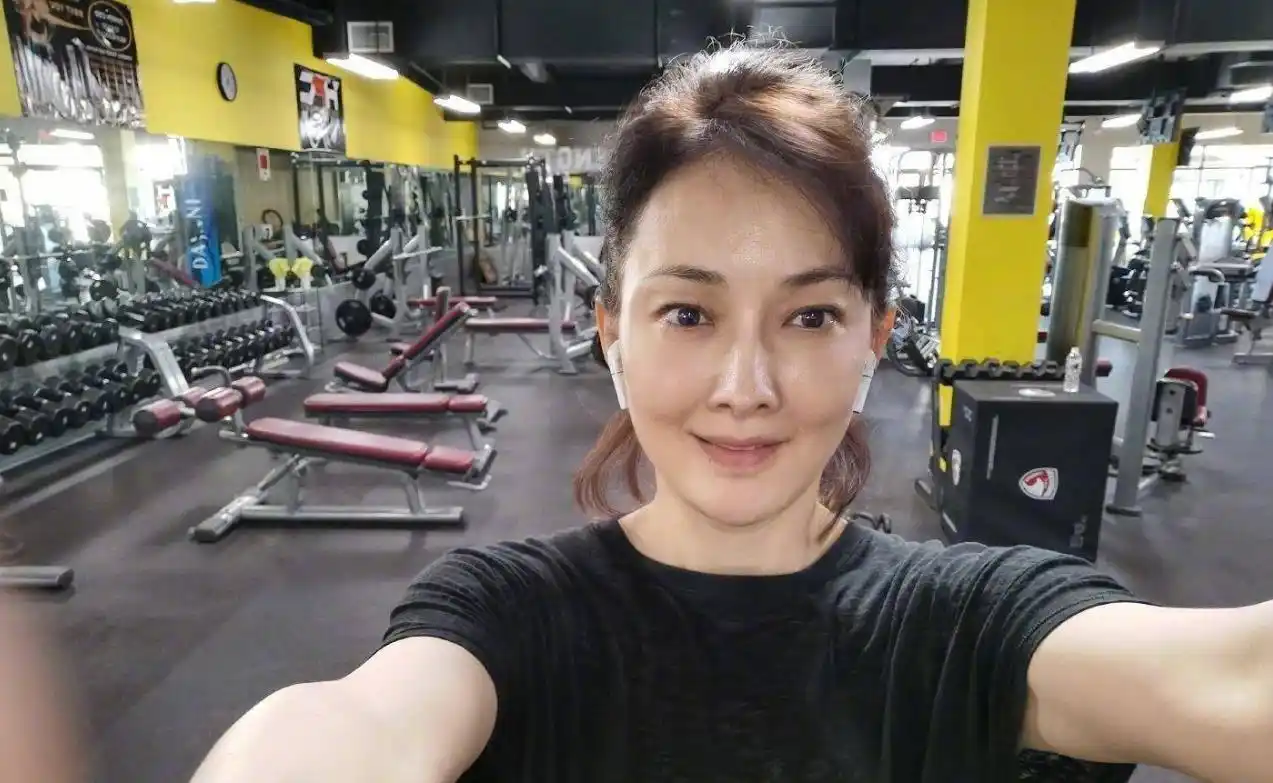 演员牛莉近况曝光,49岁仍显肤白靓丽,奈何双眼不对称被质疑整容