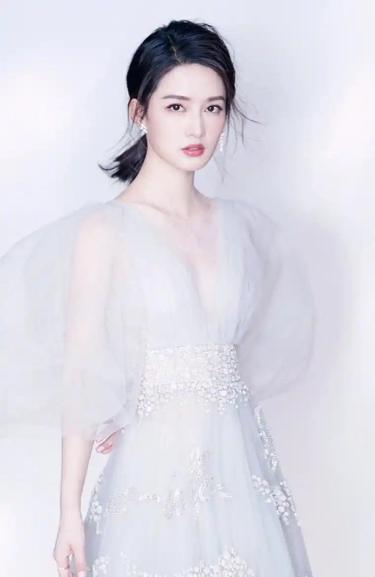 李沁唯美仙气白纱裙活动写真图片