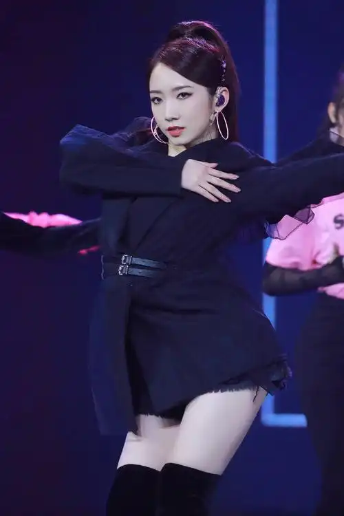 孟美岐活力四射性感舞蹈,带你感受不一样的体验