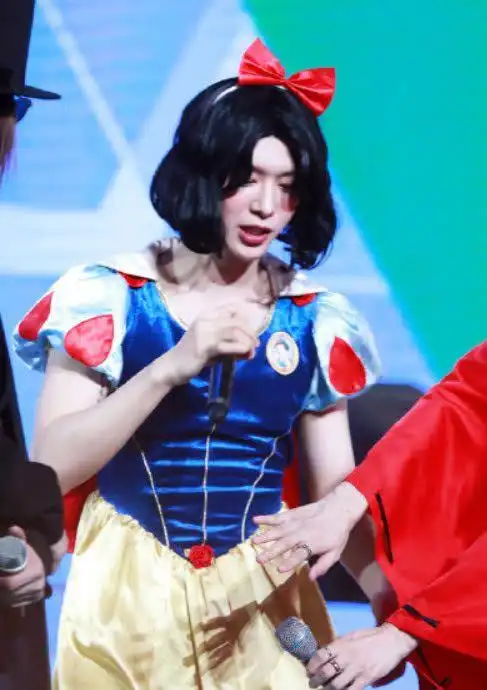 范丞丞演唱会扮白雪公主,蝴蝶结公主裙毫无违和感网友:为红也是拼