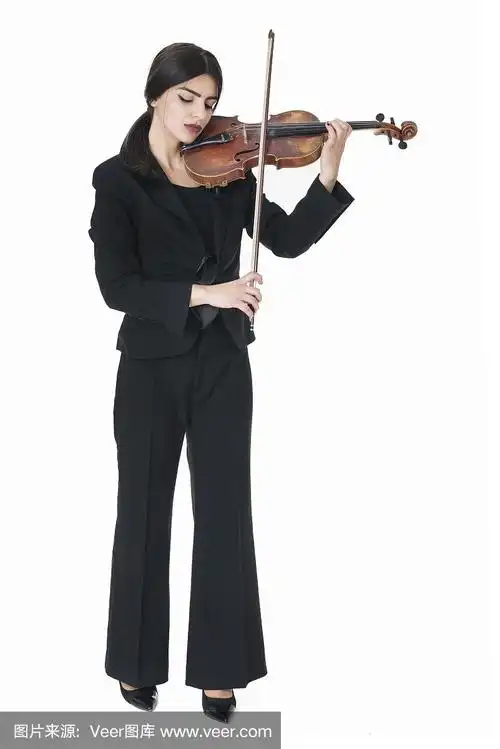 美丽的年轻女小提琴家拉小提琴