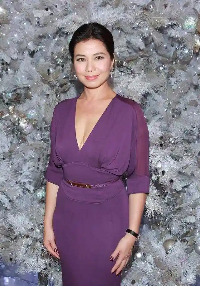 钟楚红越老越"迷人",穿深v连衣裙秀身材,括号臀不像61岁