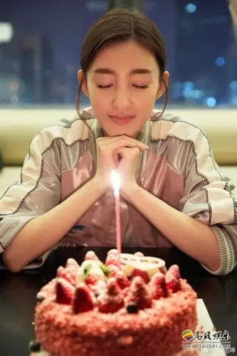 王丽坤生日感恩大家为她庆生闭着眼睛对着蛋糕许愿十分的清纯漂亮