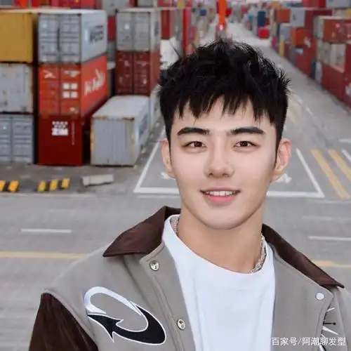 3,狗啃式刘海短发