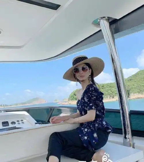 都是穿着泳衣秀性感身材,只有方媛最保守,穿着长裙子,显得格格不入