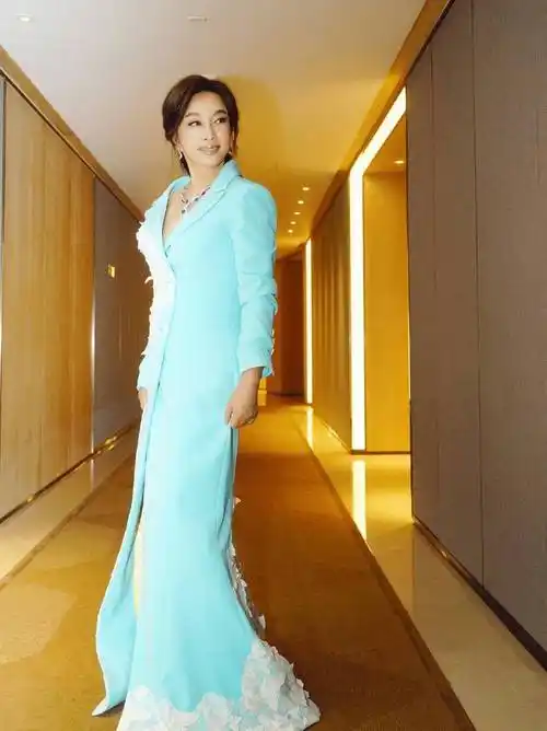 69岁刘晓庆比年轻人还会穿,白色t恤配老爹裤,减龄20岁不止_色彩_方式