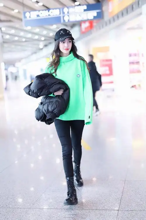 杨颖黑色look亮相机场穿羽绒服配牛仔裤纤细美腿太令人羡慕了
