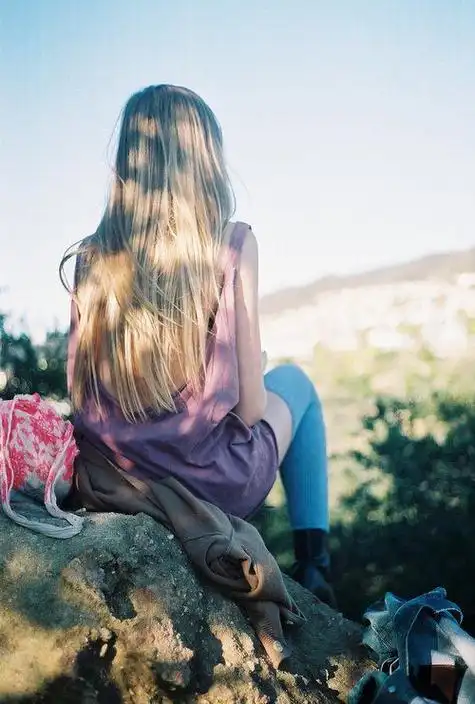 欧美复古女生手机壁纸2020_长发欧美女生伤感壁纸图片