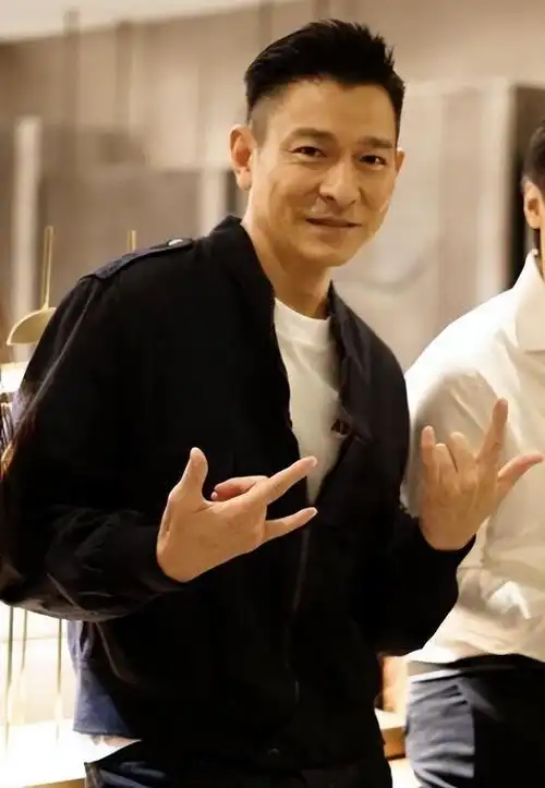 跟舒淇冯德伦夫妇合影天王刘德华状态绝佳网友热议不断