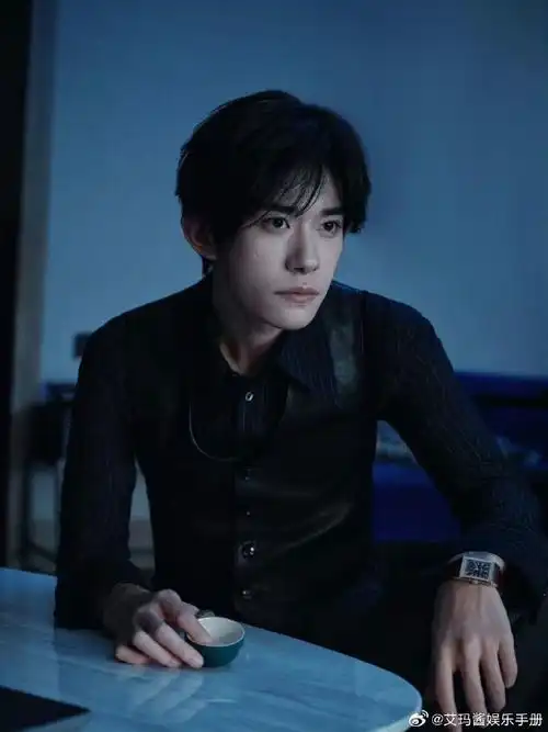 易烊千玺芭莎台下镜头