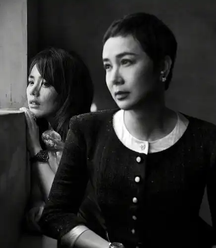 蒋雯丽给马思纯打气两人同框拍质感大片一个霸气一个柔弱