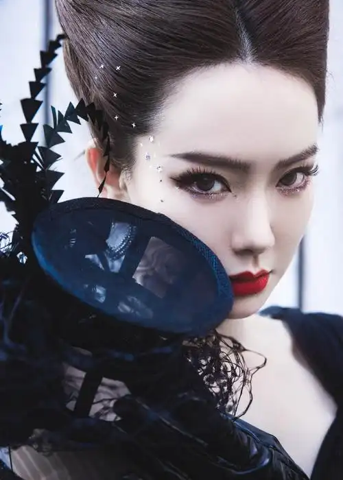 戚薇黑色长裙酷飒性感写真图片514