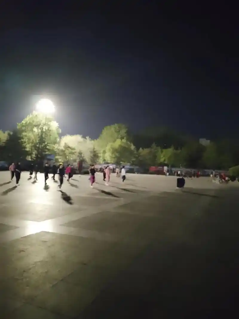 城市夜晚霓虹灯璀璨 #美好的夜晚 #散散步吹吹风透透气 # - 抖音