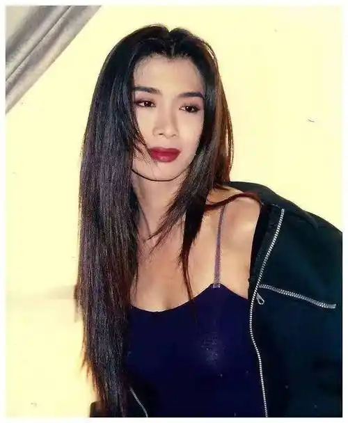 她是"三级艳后",拒绝成龙,61岁胖到220斤,依旧美到勾人_梅艳芳_才华